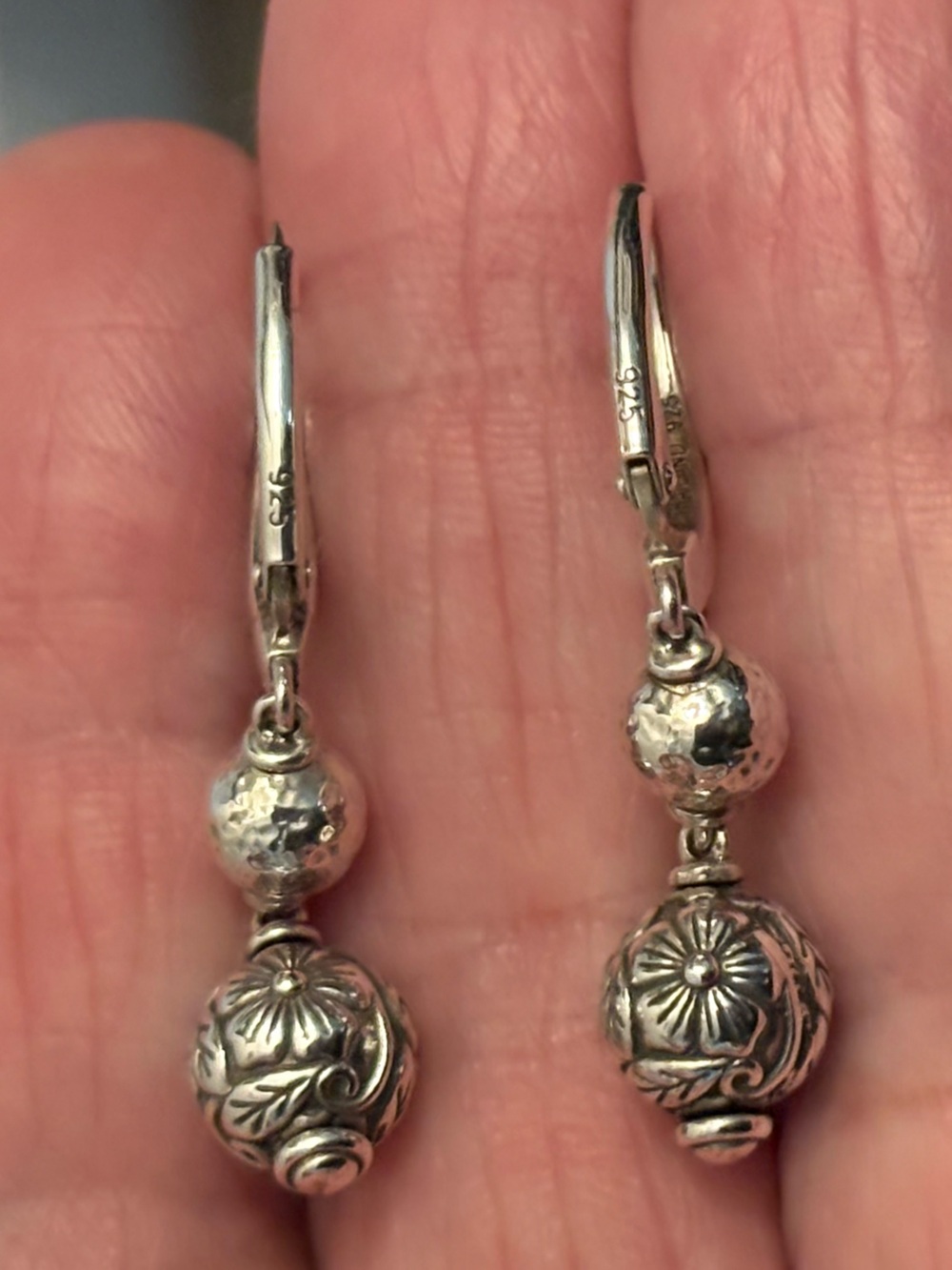 New JAI sterling silver pretty 
Hammered & flower carved Leverback Earrings - Picture 2 of 5